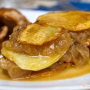 Milhojas de patata y cebolla caramelizada