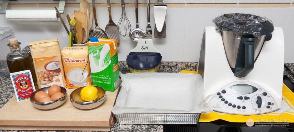 La llanda, la bandeja rectangular honda, ya forrada con papel de horno y colocada entre los ingredientes y la Thermomix