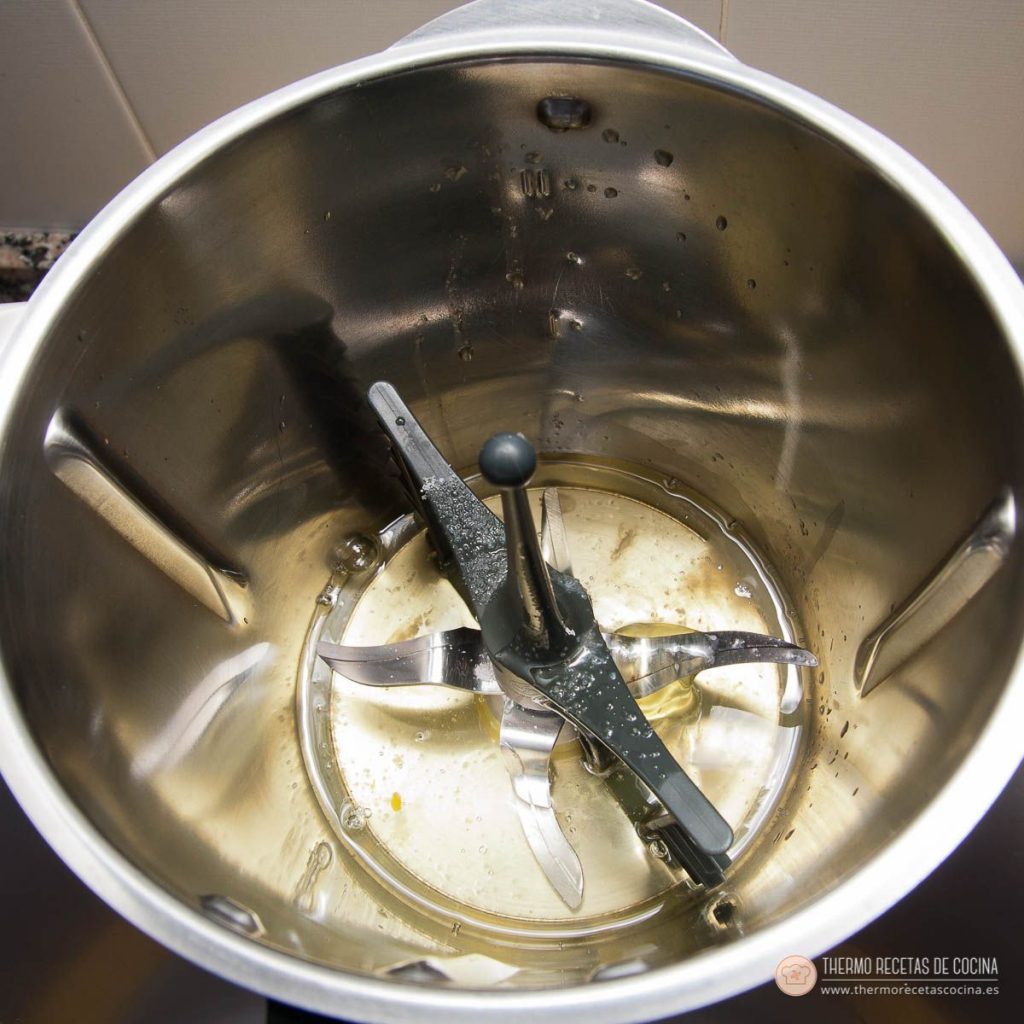 Vaso de la Thermomix con la mariposa puesta y unos restos de clara en el fondo, después de retirar las claras montadas