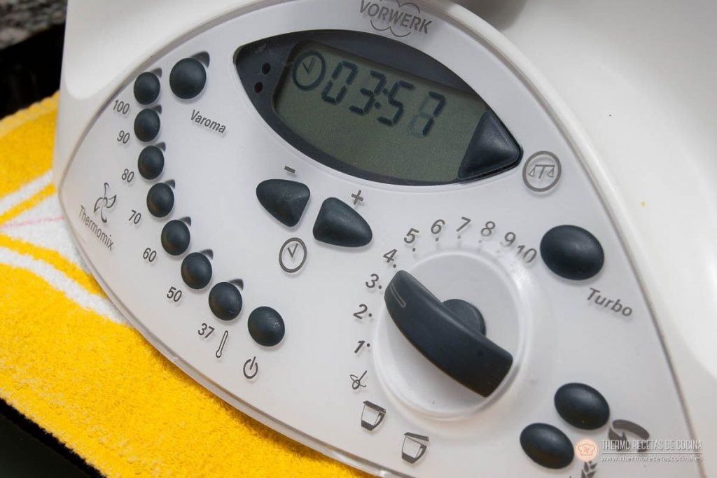 Panel de la Thermomix con la rueda de velocidad puesta entre el 3 y el 4, la posición de velocidad 3 y medio, y el temporizador en marcha