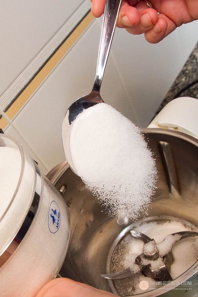 Azúcar cayendo en el vaso de la Thermomix para caramelizar las nueces