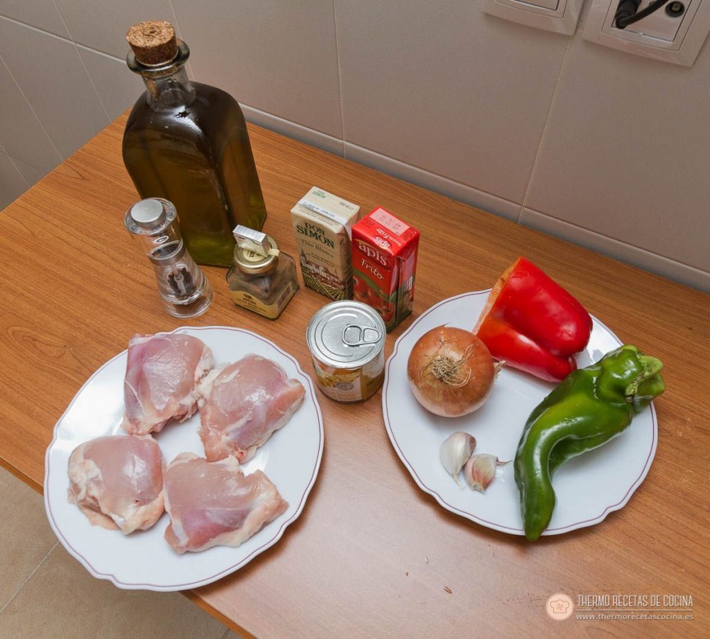 Pollo al chilindrón | 3 | Thermo Recetas Cocina Los ingredientes del chilindrón sobre la mesa: pollo, pimiento rojo y verde, cebolla, ajos, lata de champiñones, tomate frito, vino blanco y aceite