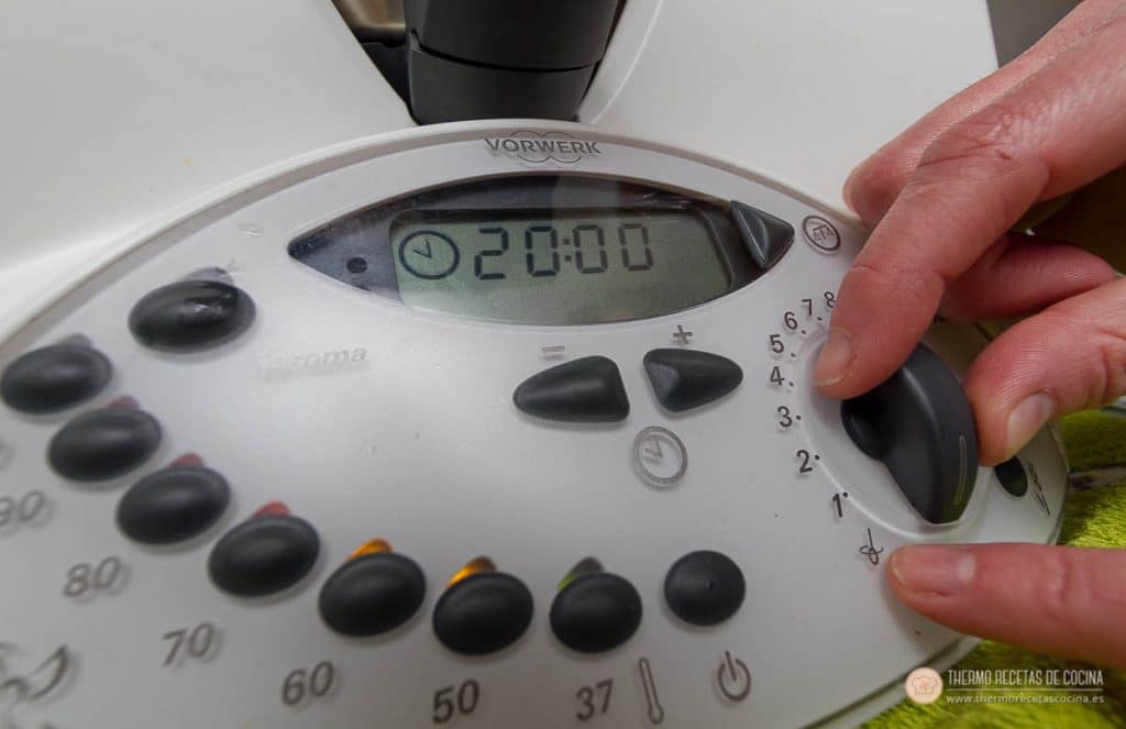 Mando de velocidad de la Thermomix TM31 girado hasta el símbolo de la cuchara