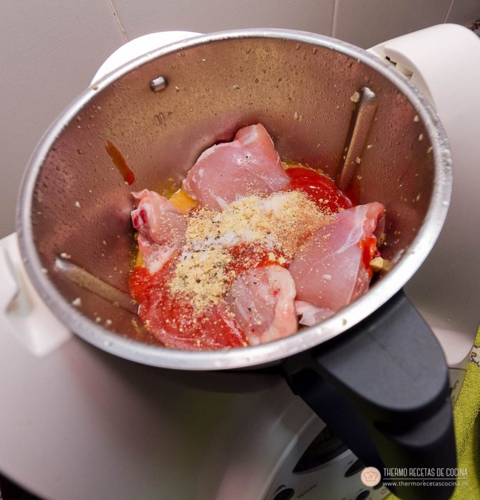 Pollo al chilindrón | 6 | Thermo Recetas Cocina Trozos de pollo y tomate frito en el vaso, con la pastilla de caldo desmenuzada y las especias por encima