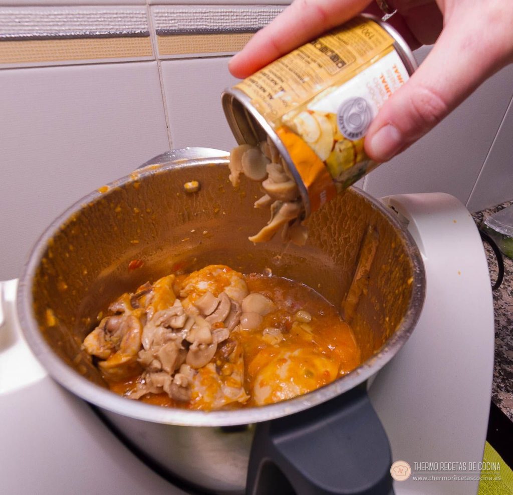 Pollo al chilindrón | 7 | Thermo Recetas Cocina Champiñones laminados de lata añadiéndose al vaso sobre el pollo ya cocinado en su salsa