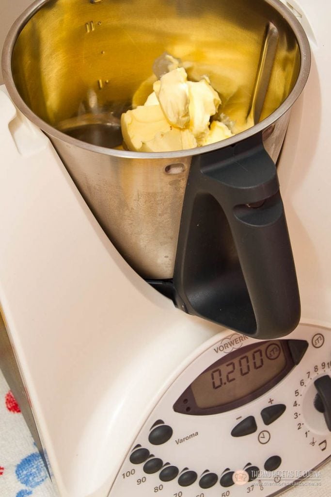 Plum-cake veteado | 4 | Thermo Recetas Cocina La grasa dentro del vaso de la Thermomix y la báscula del aparato marcando 0,200 kilos en la pantalla