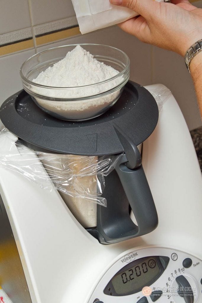 Plum-cake veteado | 7 | Thermo Recetas Cocina Harina pesada en un bol de cristal sobre la báscula del vaso de la Thermomix, lista para incorporar