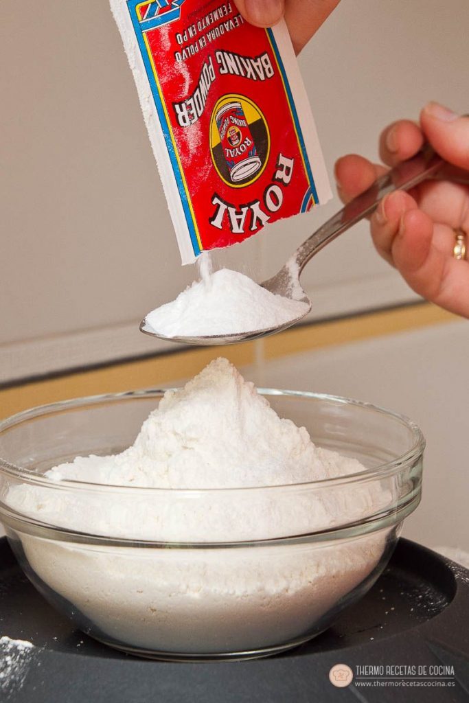 Plum-cake veteado | 8 | Thermo Recetas Cocina Sobre de levadura vertiéndose sobre una cucharada, encima del bol con la harina