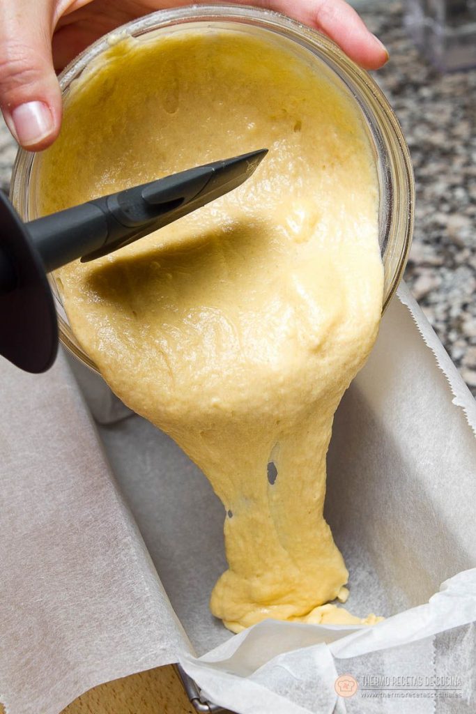 Plum-cake veteado | 12 | Thermo Recetas Cocina Masa clara cayendo dentro del molde alargado forrado con papel de horno
