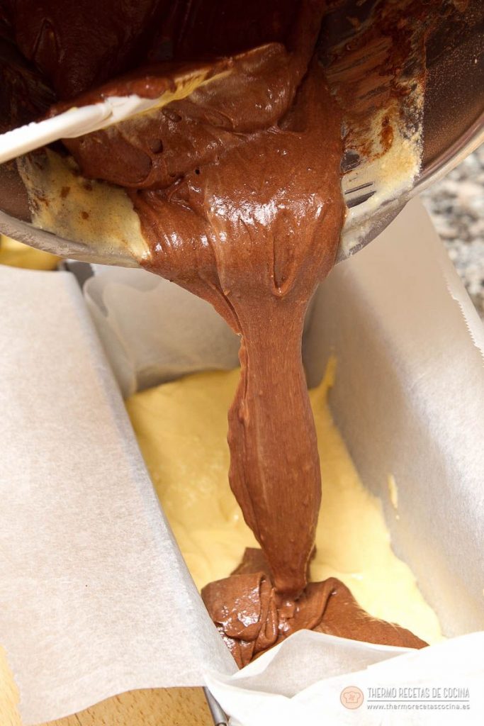 Plum-cake veteado | 13 | Thermo Recetas Cocina Masa de chocolate cayendo sobre la masa clara que ya está en el molde