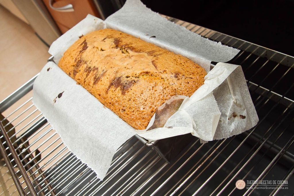 Plum-cake veteado | 15 | Thermo Recetas Cocina El plum-cake ya horneado sobre la rejilla, subido y dorado, con las vetas oscuras marcadas en la superficie