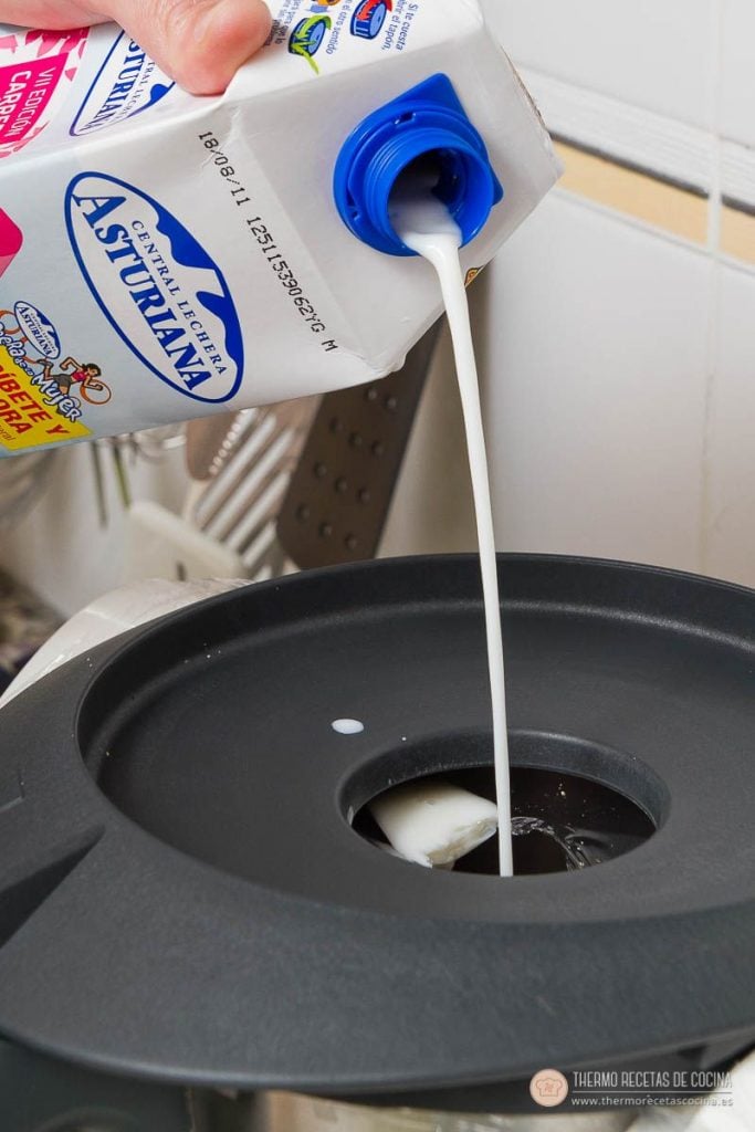 Natillas de napolitana | 5 | Recetas de cocina para Thermomix leche vertiéndose dentro del vaso de la Thermomix sobre las galletas ya trituradas