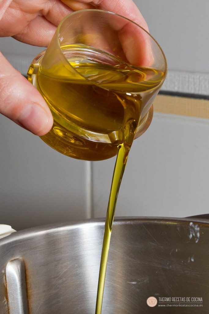 Bizcocho con pepitas de chocolate | 6 | Recetas de cocina para Thermomix Vertiendo aceite de girasol en el vaso de la Thermomix desde un vasito medidor