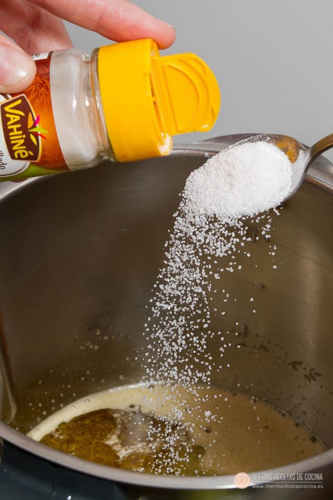 Bizcocho con pepitas de chocolate | 7 | Recetas de cocina para Thermomix Añadiendo una cucharada de azúcar avainillado a la mezcla de huevos y aceite