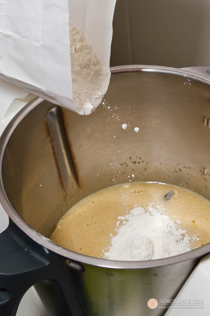 Bizcocho con pepitas de chocolate | 9 | Recetas de cocina para Thermomix Tamizando harina de repostería directamente sobre la mezcla del vaso de la Thermomix