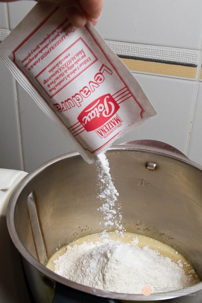 Bizcocho con pepitas de chocolate | 10 | Recetas de cocina para Thermomix Echando la levadura química desde el sobre sobre la harina ya tamizada dentro del vaso