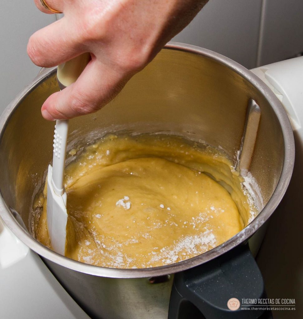 Bizcocho con pepitas de chocolate | 11 | Recetas de cocina para Thermomix Terminando de mezclar la masa del bizcocho con la espátula, con la harina ya integrada