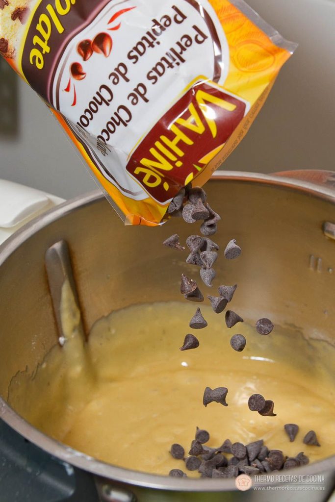 Bizcocho con pepitas de chocolate | 12 | Recetas de cocina para Thermomix Pepitas de chocolate cayendo sobre la masa del bizcocho ya lista en el vaso de la Thermomix