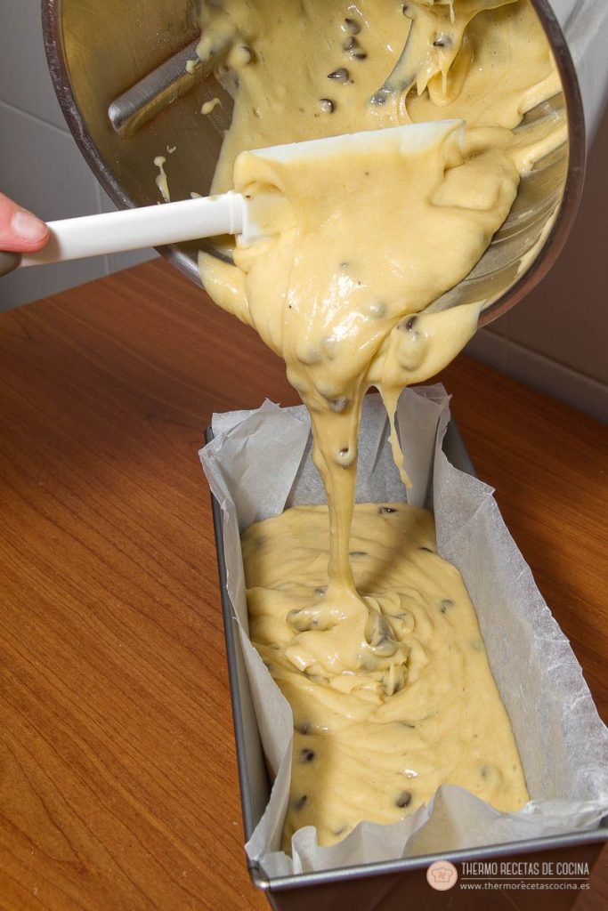 Bizcocho con pepitas de chocolate | 13 | Recetas de cocina para Thermomix Vertiendo la masa del bizcocho con pepitas de chocolate en el molde forrado con papel de horno