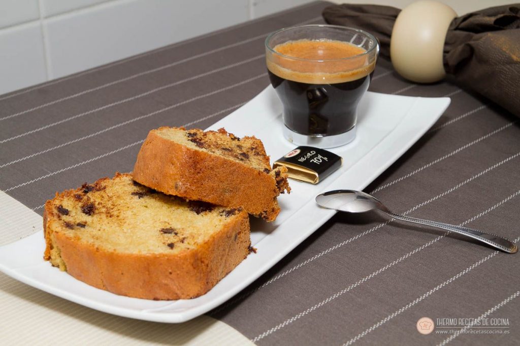 Bizcocho con pepitas de chocolate | 15 | Recetas de cocina para Thermomix Bizcocho con pepitas de chocolate en rebanadas junto a una taza de café, listo para tomar