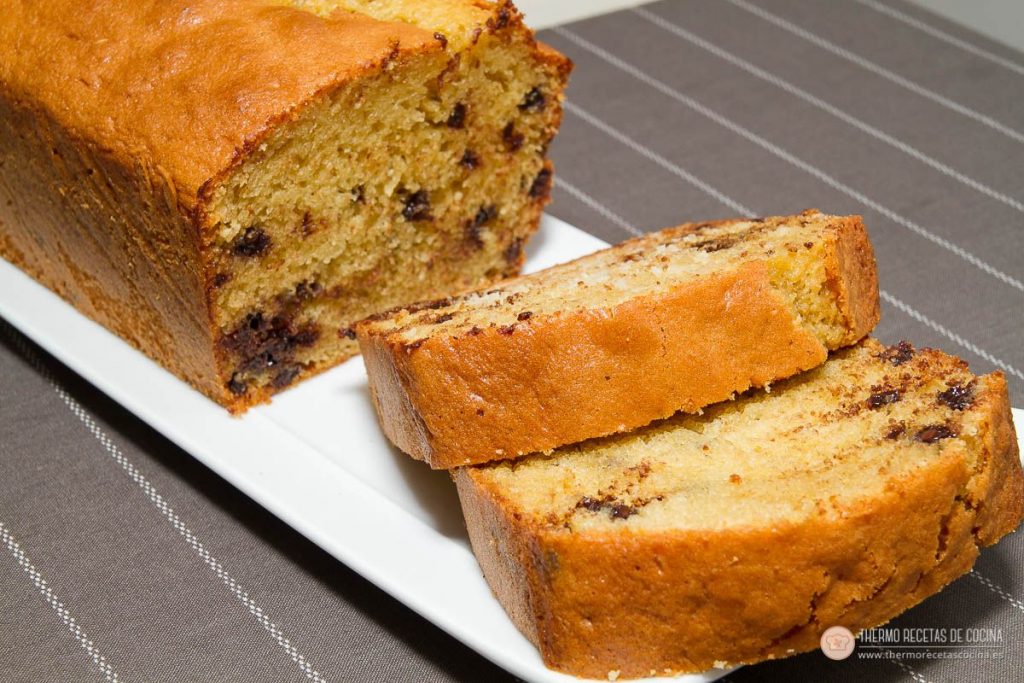 Bizcocho con pepitas de chocolate | 2 | Recetas de cocina para Thermomix Bizcocho con pepitas de chocolate cortado en rebanadas sobre una fuente blanca, con la miga tierna y las pepitas repartidas