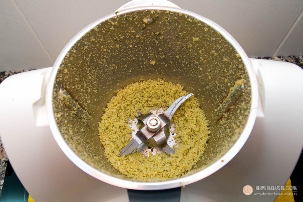 Albóndigas en salsa de tomate en Varoma | 5 | Recetas de cocina para Thermomix Pan rallado con perejil, textura fina, en el fondo del vaso de la Thermomix