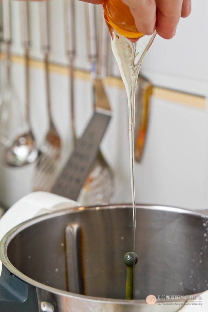 Huevo cayendo dentro del vaso de la Thermomix con la mariposa ya colocada en las cuchillas