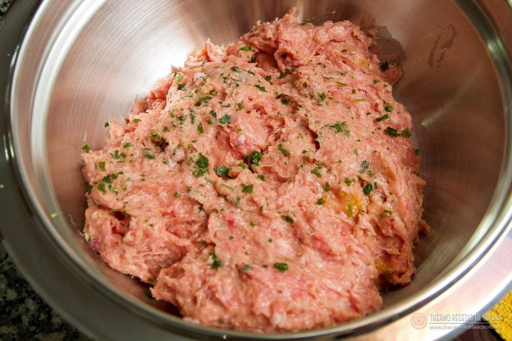 Albóndigas en salsa de tomate en Varoma | 6 | Recetas de cocina para Thermomix Masa de carne picada ya mezclada con pan rallado, perejil, huevo y leche, lista para formar las albóndigas