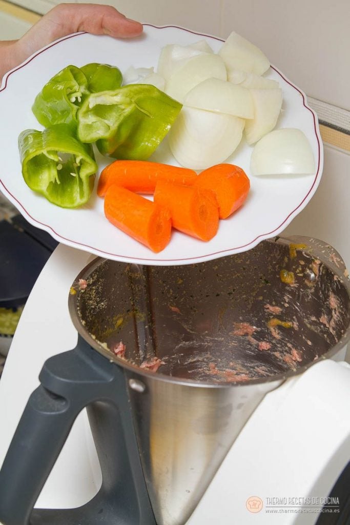 Albóndigas en salsa de tomate en Varoma | 7 | Recetas de cocina para Thermomix Plato con cebolla, pimiento verde y zanahoria troceados, listos para añadir al vaso sin lavar tras hacer la masa