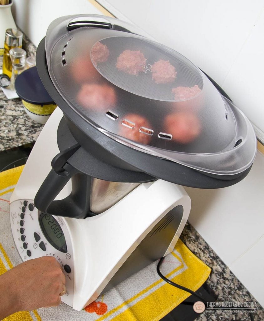 Albóndigas en salsa de tomate en Varoma | 12 | Recetas de cocina para Thermomix Varoma montado sobre el vaso con las albóndigas crudas repartidas en las dos bandejas y 20 minutos puestos en el reloj