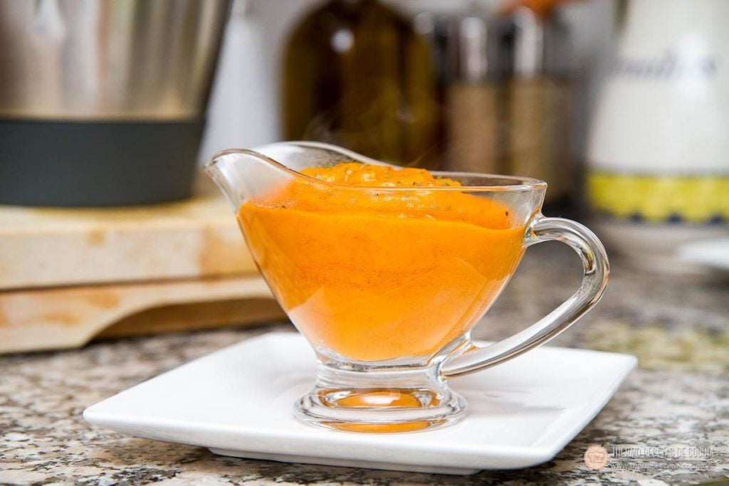 Salsa brava en thermomix | 6 | Thermo Recetas Cocina la salsa brava terminada en una salsera de cristal, lista para servir