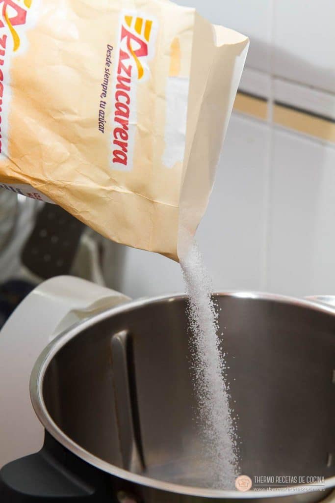 Natillas | 4 | Recetas de cocina para Thermomix Azúcar cayendo desde el paquete al vaso de la Thermomix