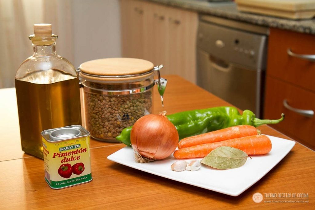 Ingredientes para las lentejas thermomix: aceite de oliva, pimentón dulce, lentejas, cebolla, pimiento verde, zanahoria, ajo y laurel