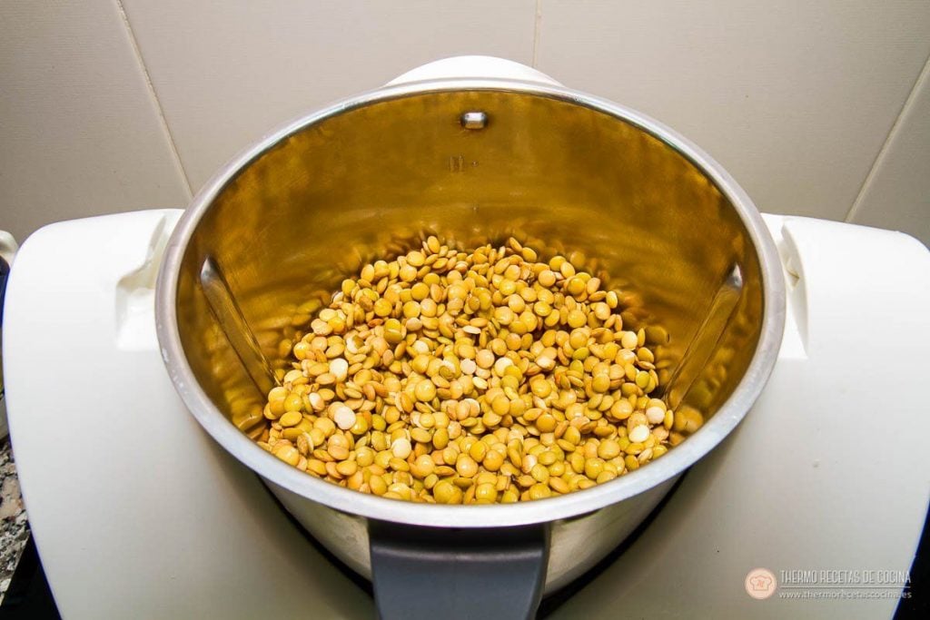 Las lentejas en el fondo del vaso de la Thermomix, listas para añadir encima el resto de ingredientes