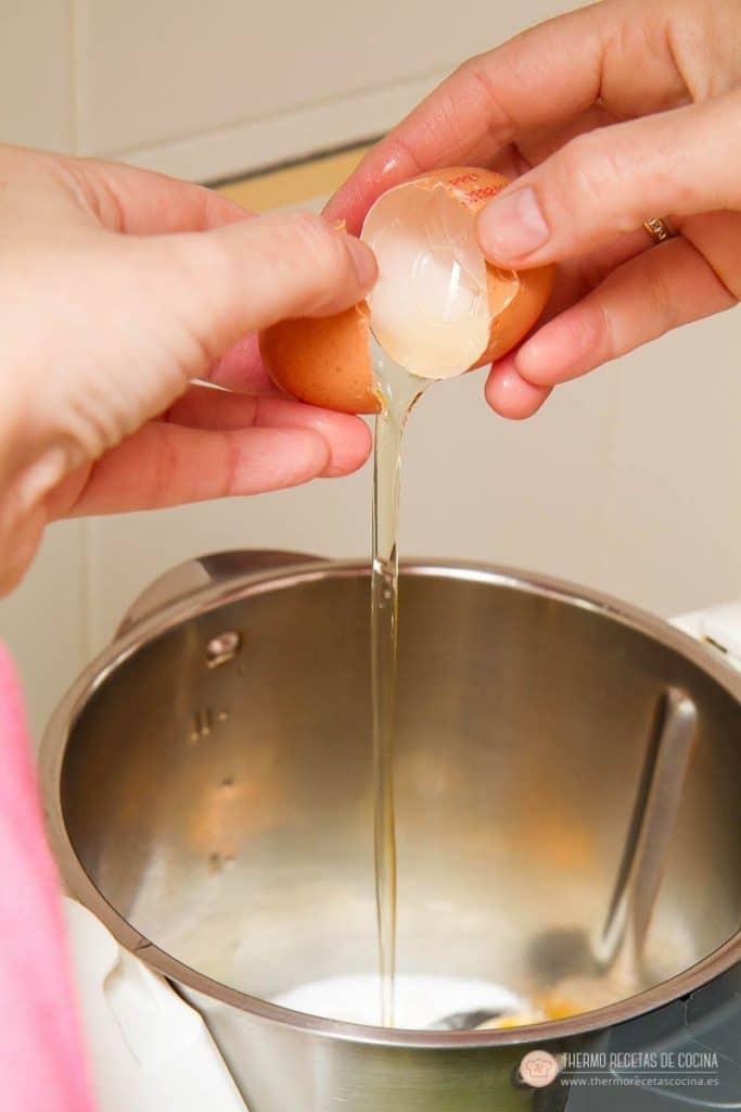 Natillas | 5 | Recetas de cocina para Thermomix Cascando un huevo directamente sobre el vaso de la Thermomix, encima del azúcar
