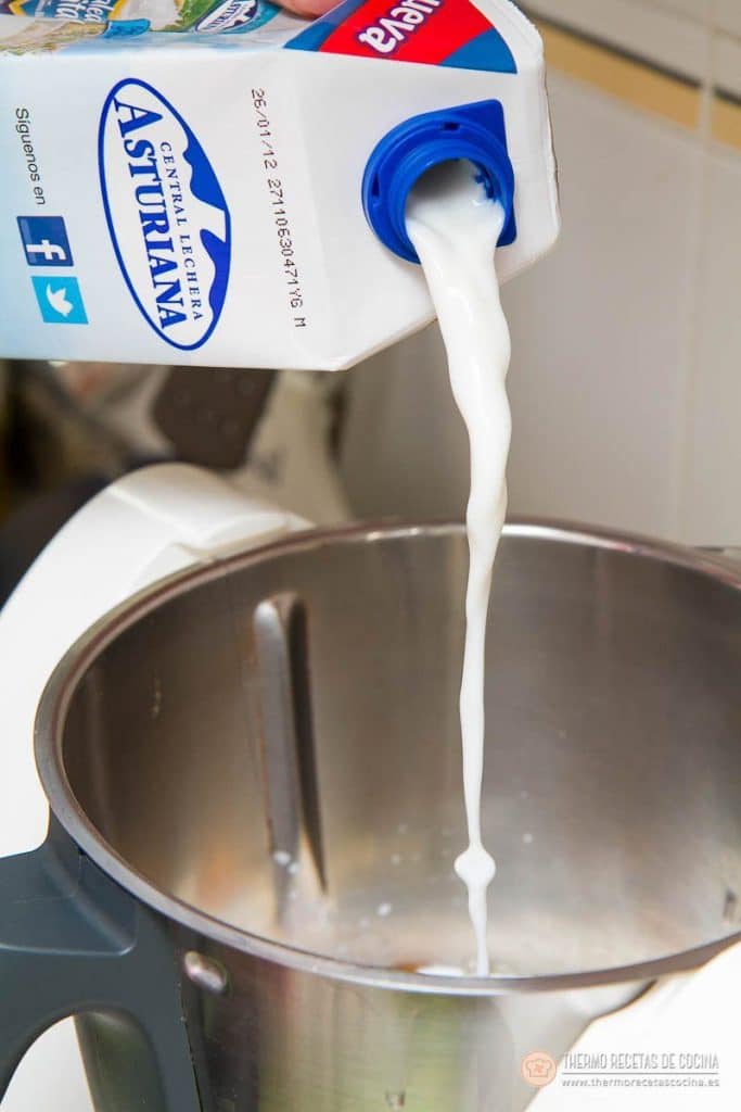 Natillas | 6 | Recetas de cocina para Thermomix Vertiendo la leche desde el brik al vaso de la Thermomix, sobre el azúcar y los huevos
