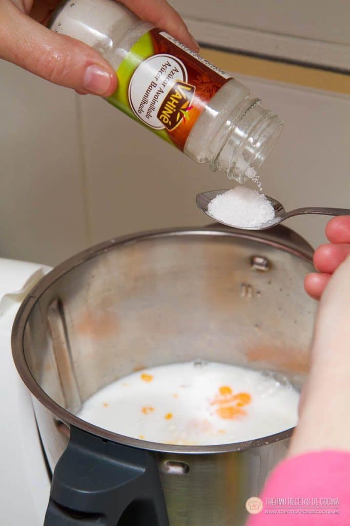 Natillas | 7 | Recetas de cocina para Thermomix Añadiendo con una cucharilla el azúcar avainillado al vaso, con la leche y los huevos ya dentro