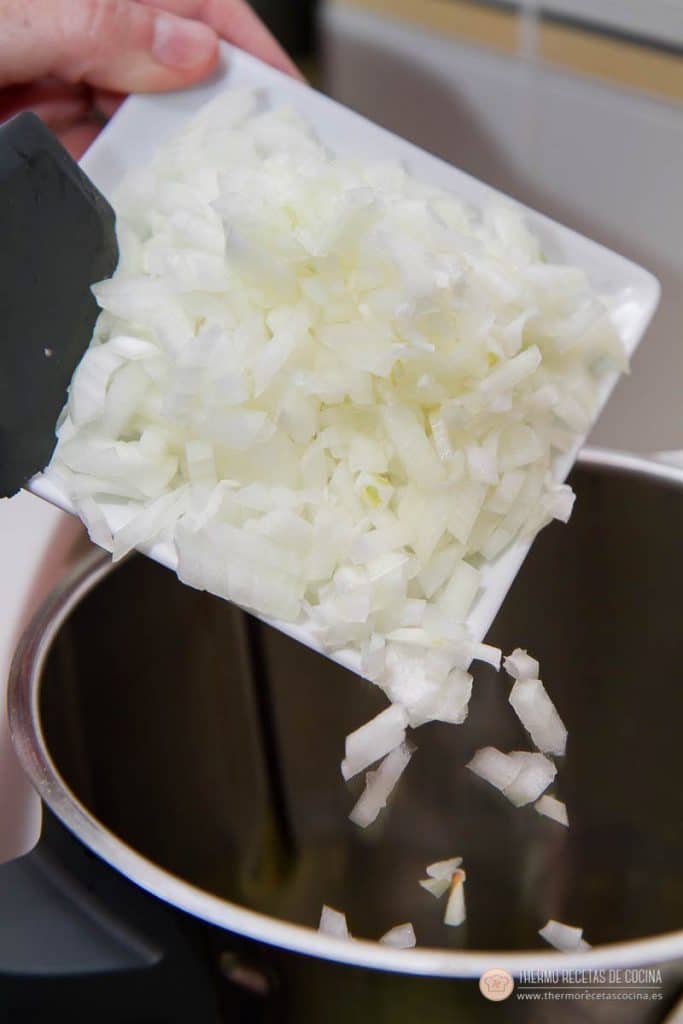 Arroz con pollo y chorizo | 5 | Recetas de cocina para Thermomix Cebolla picada cayendo dentro del vaso de la Thermomix sobre el aceite caliente