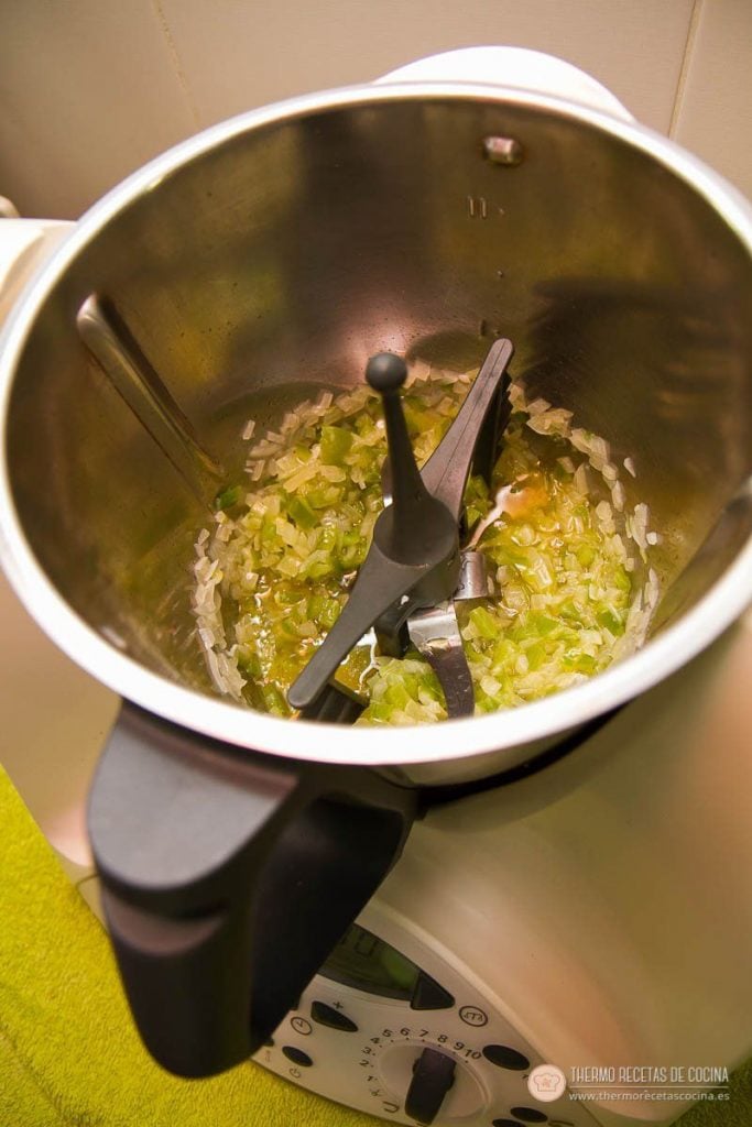 Sofrito de cebolla y pimiento verde bien pochado en el fondo del vaso de la Thermomix