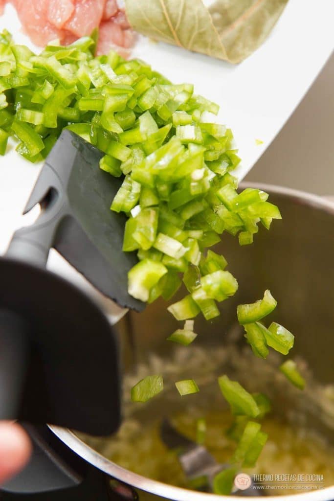 Arroz con pollo y chorizo | 7 | Recetas de cocina para Thermomix Pimiento verde picado añadiéndose al sofrito de cebolla y ajo dentro del vaso