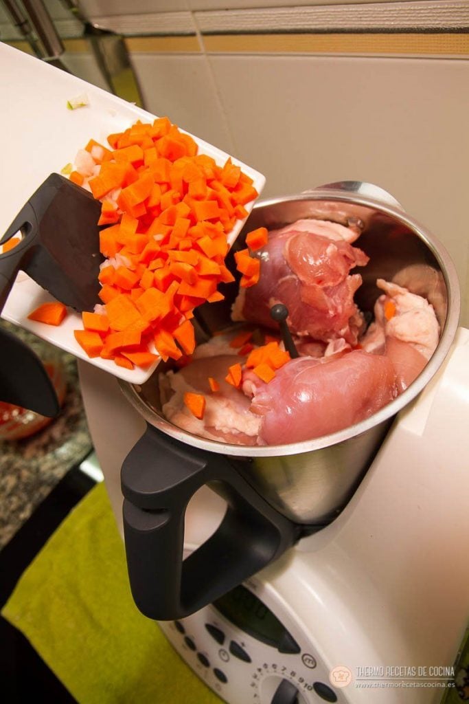 Zanahoria en dados añadida junto al pollo dentro del vaso