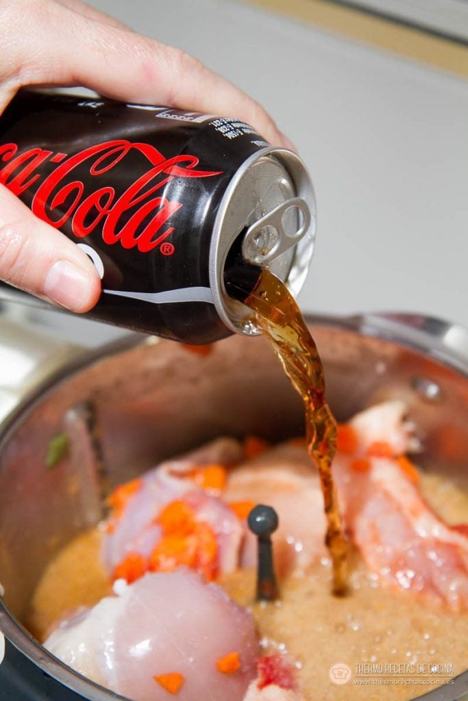 Coca-Cola vertiéndose desde la lata sobre el pollo dentro del vaso de la Thermomix
