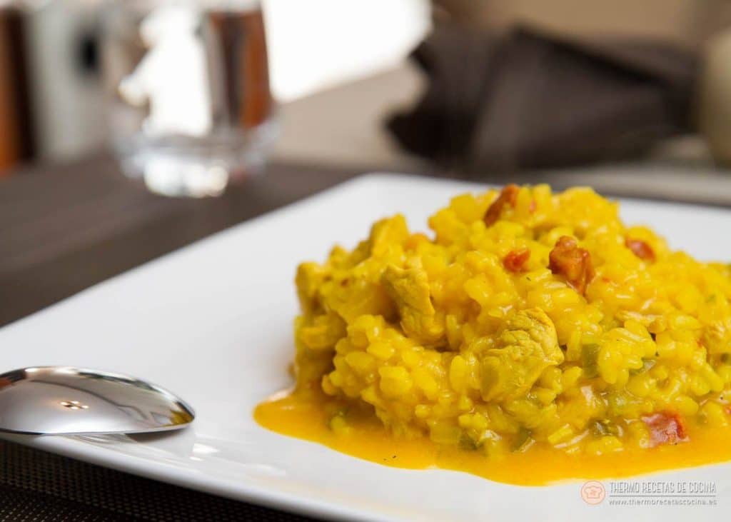 Arroz con pollo y chorizo | 13 | Recetas de cocina para Thermomix Plato blanco con el arroz amarillo y meloso, con tacos de chorizo y tiras de pollo, y un poco de caldo alrededor