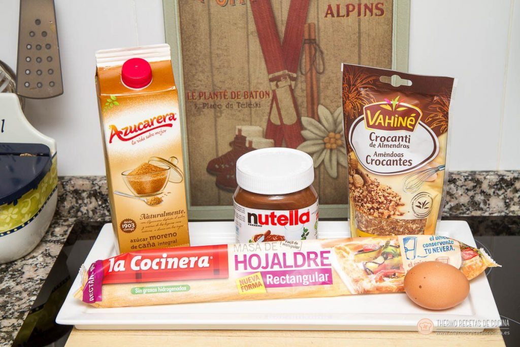 Trenza de crema de hojaldre y crema de cacao | 3 | Thermo Recetas Cocina ingredientes para la trenza de hojaldre y crema de cacao: brik de azúcar moreno de caña, bote de nutella, bolsa de crocanti de almendras, masa de hojaldre rectangular refrigerada y un huevo