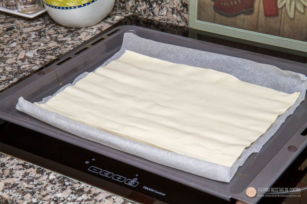 Trenza de crema de hojaldre y crema de cacao | 4 | Thermo Recetas Cocina lámina de hojaldre rectangular extendida sobre la bandeja del horno forrada con papel vegetal, todavía sin cortar