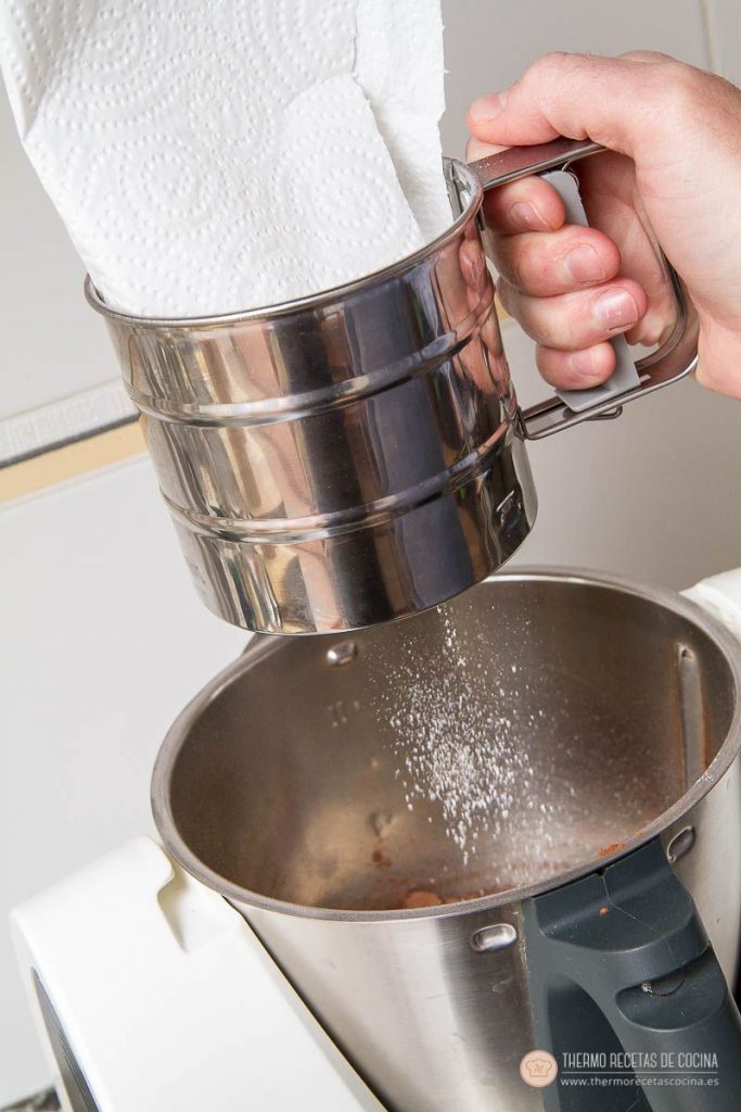 Bizcocho Chocolate y Canela | 4 | Thermo Recetas Cocina Tamizando la harina con un tamizador de manivela directamente sobre el vaso de la Thermomix, que ya tiene el chocolate fundido