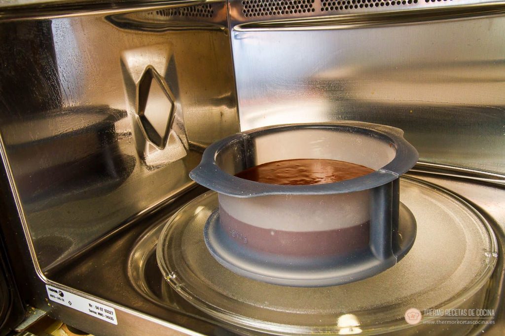 Bizcocho Chocolate y Canela | 6 | Thermo Recetas Cocina Molde redondo de silicona con la masa de bizcocho de chocolate sin cocer, colocado sobre el plato giratorio del microondas