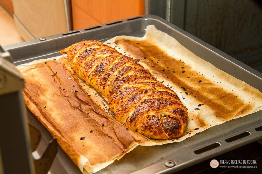 Trenza de crema de hojaldre y crema de cacao | 7 | Thermo Recetas Cocina trenza de hojaldre y crema de cacao recién horneada, dorada y con el crocanti tostado, sobre la bandeja del horno