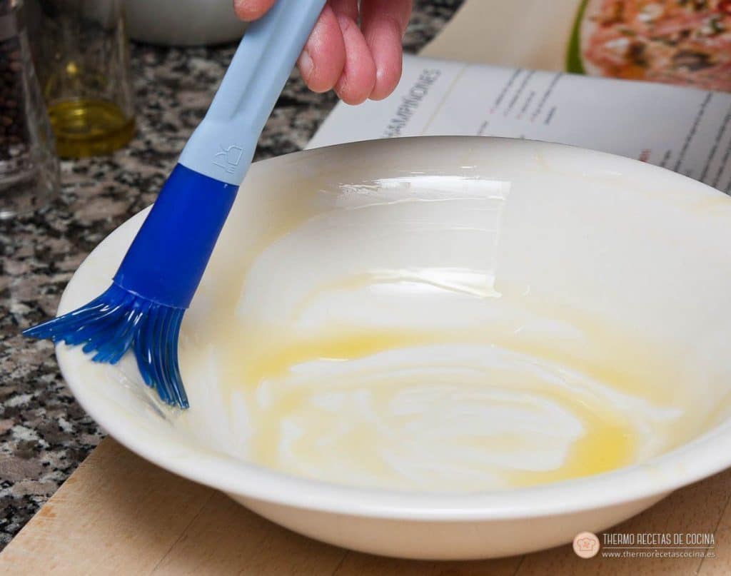 Bol engrasado con aceite, listo para dejar reposar la masa de pizza