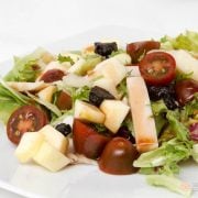 Ensalada de manzana, queso y uvas pasas
